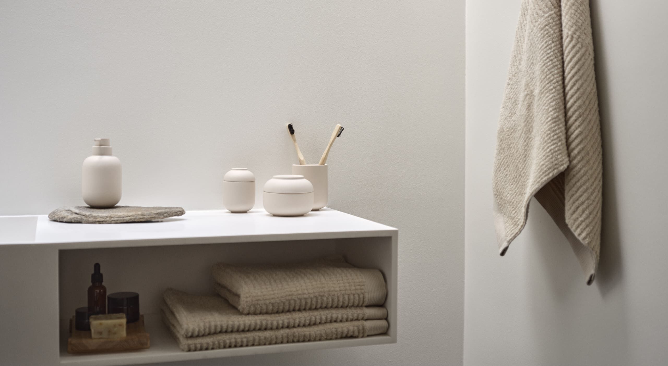 <span style="font-size: 20%;">SPRING / SUMMER</span> <br>News<br> <span style="font-size: 65%;">2025</span>