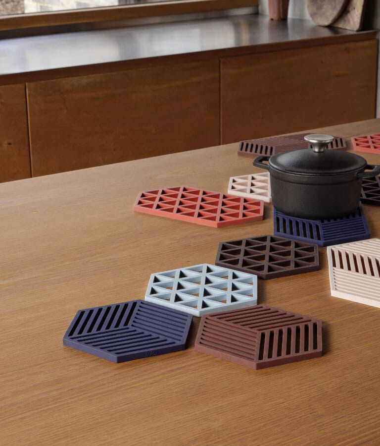 <span style="font-size: 50%; font-family: 'NeueHelveticaPro75';">HEXAGON:</span> <br><span style="text-transform: initial; font-family: 'NeueHelveticaPro75';">COLOURS ON THE TABLE</span><br> <span style="font-size: 65%; text-transform: initial; font-family: 'NeueHelveticaPro75';">Geometric genius</span>